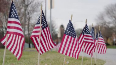 Rüzgarda dalgalanan Amerikan bayrakları dışında. ABD bayramları için vatanseverlik konsepti, 4 Temmuz, Anma Günü veya Gaziler Günü. Yüksek kalite 4k görüntü