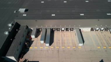 Dağıtım deposunun hava görüntüsü. Kamyonlar teslimat yapıyor. Yüksek kalite 4k görüntü