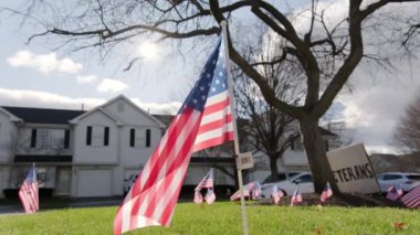 Rüzgarda dalgalanan Amerikan bayrakları dışında. ABD bayramları için vatanseverlik konsepti, 4 Temmuz, Anma Günü veya Gaziler Günü. Yüksek kalite 4k görüntü