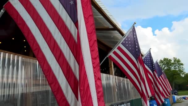 Viele Amerikanische Flaggen Auf Der Vorderseite Der Bar — Stockvideo