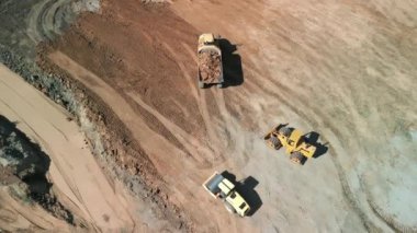 Yukarıdan aşağıya doğru geniş çekim. Bir buldozer, gelişim için bir arazi alanı oluşturur. Yüksek kalite 4k görüntü