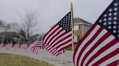 Rüzgarda dalgalanan Amerikan bayrakları dışında. ABD bayramları için vatanseverlik konsepti, 4 Temmuz, Anma Günü veya Gaziler Günü. Yüksek kalite 4k görüntü