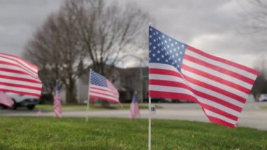 Rüzgarda dalgalanan Amerikan bayrakları dışında. ABD bayramları için vatanseverlik konsepti, 4 Temmuz, Anma Günü veya Gaziler Günü. Yüksek kalite 4k görüntü