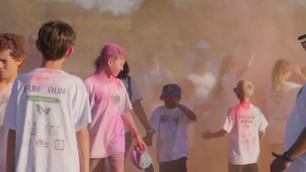Carrera Niños Parque Ciudad Niños Corriendo Competiciones Holi Color Powder — Vídeos de Stock