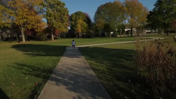 Madre Figlia Vanno Bicicletta Parco Una Strada Suburbana Una Giornata — Video Stock
