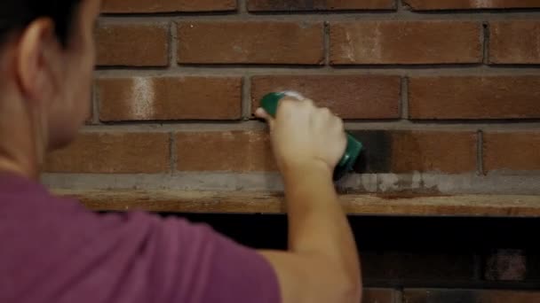 在肮脏的尘土飞扬的瓷砖上用清洁刷擦拭灰尘的妇女的近景 打扫房子高质量的4K镜头 — 图库视频影像