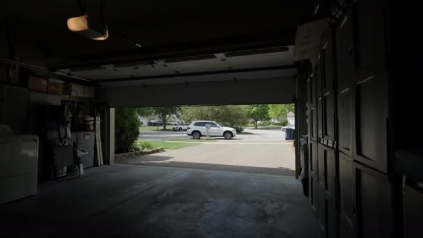 Garage Door Opening Move Ceiling High Quality Footage — ストック動画