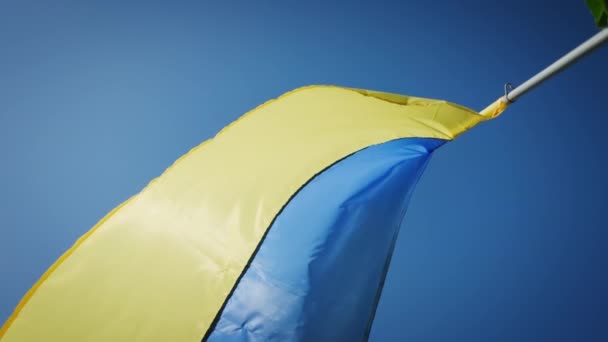 Ukrajinská Vlajka Zpomalení Pohybu Ukrajiny Vlajky Mávání Pozadí Oblohy Modré — Stock video
