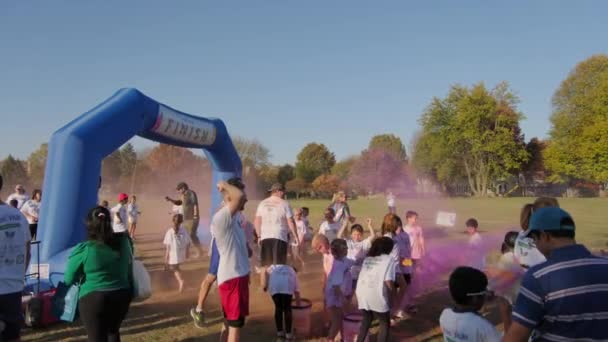 Carrera Niños Parque Ciudad Niños Corriendo Competiciones Holi Color Powder — Vídeos de Stock
