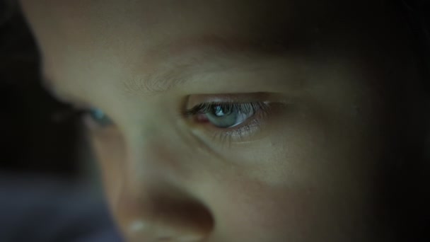 Éjszakai Felvétel Gyerekek Lány Arc Böngésző Tabletta Vagy Okostelefon Fényvisszaverő — Stock videók