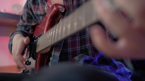Gros Plan Une Adolescente Joyeuse Jouant Guitare Étant Assise Images — Video