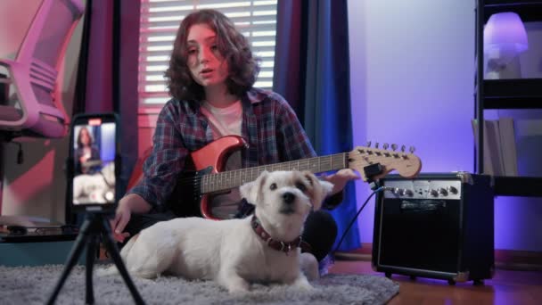 Art Woman Bloggers Online Lesson Recording Tocando Guitarra Mulher Alegre — Vídeo de Stock