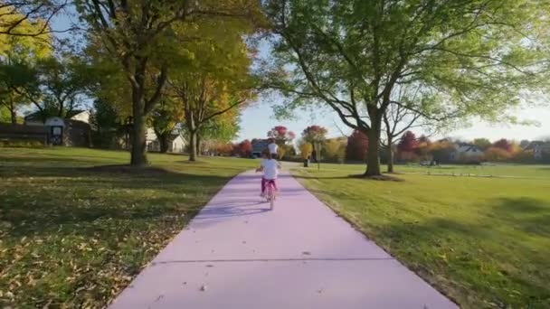 Anya Lánya Bicikliznek Egy Parkban Egy Külvárosi Utcában Egy Napsütéses — Stock videók