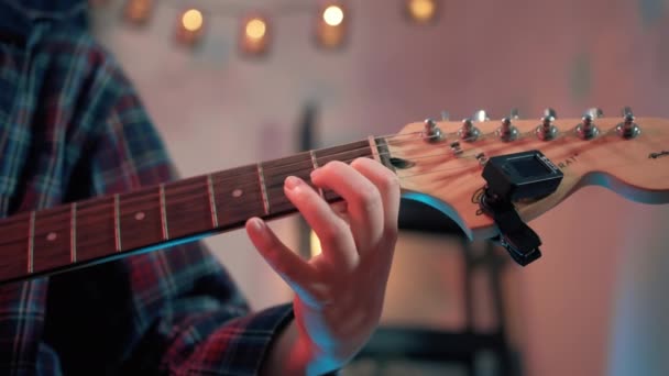 Gros Plan Une Adolescente Joyeuse Jouant Guitare Étant Assise Images — Video
