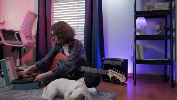 Χαρούμενη Έφηβη Που Παίζει Κιθάρα Ενώ Κάθεται Ένα Σκύλο Υψηλής — Αρχείο Βίντεο