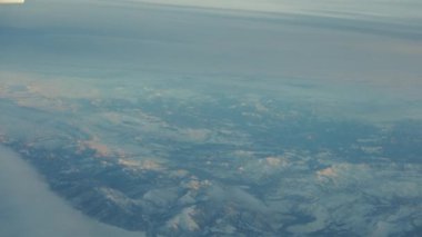 Uçaktaki uçak lombozlarından dağ manzarası. Yüksek kalite 4k görüntü