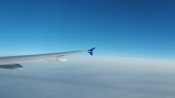 在云层上飞行的机翼 如乘客通过舷窗看到的 宽镜头 高质量的4K镜头 — 图库视频影像