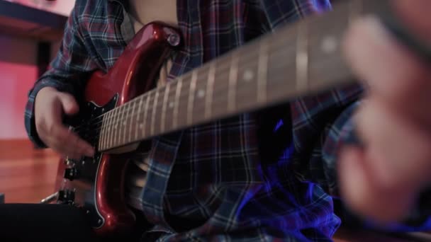 Primer Plano Disparo Alegre Mujer Adolescente Tocando Guitarra Mientras Está — Vídeos de Stock