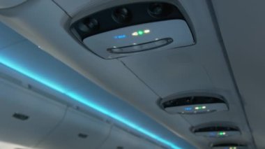 Uçakta insanların oturduğu bir uçakta. Yüksek kalite 4k görüntü