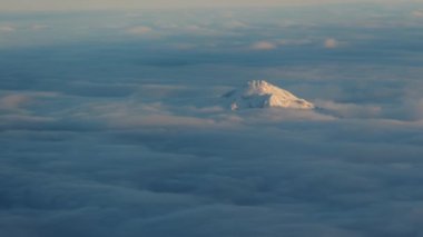  Oregon 'daki Hood Dağı, uçağın penceresinden bakarken görüş açısı. Yüksek kalite 4k görüntü