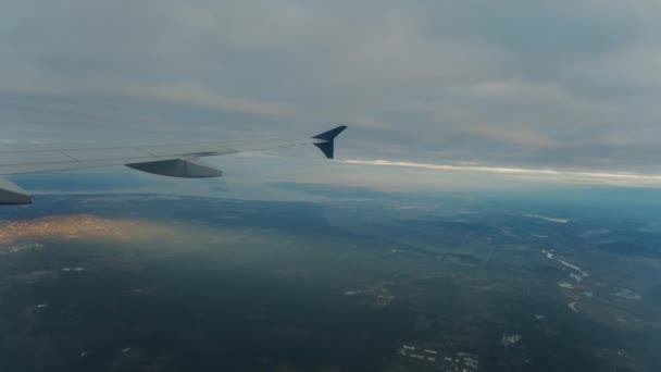 Крило Літака Над Хмарами Яке Видно Пасажиром Через Отвір Широкі — стокове відео