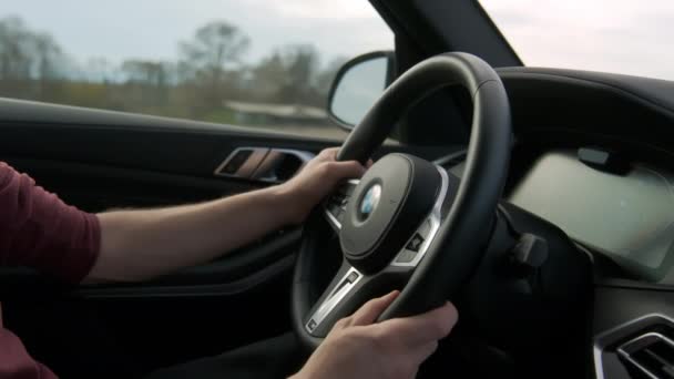 Arabayı Süren Adam Elin Direksiyonda Arka Planda Olsun Yüksek Kalite — Stok video