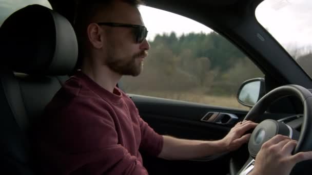 Mann Fährt Auto Hand Lenkrad Vor Dem Hintergrund Der Straße — Stockvideo