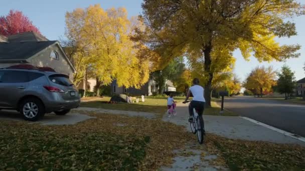 Madre Hija Montan Bicicleta Parque Una Calle Suburbana Día Soleado — Vídeo de stock