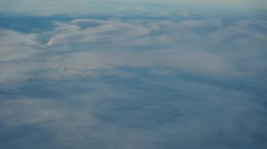 Oregon, uçak penceresinden bakarken uçağın bakış açısı. Yüksek kalite 4k görüntü