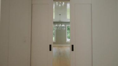 Lüks evlerde, evlerde, gayrimenkullerin içinde modern iç mekanlar. Yüksek kalite 4k görüntü