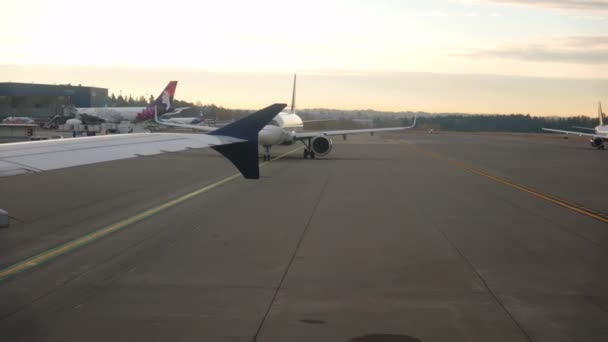 Αεροπλάνο Στο Διεθνές Αεροδρόμιο Σιάτλ Τακόμα Θέα Στο Φινιστρίνι Σιάτλ — Αρχείο Βίντεο