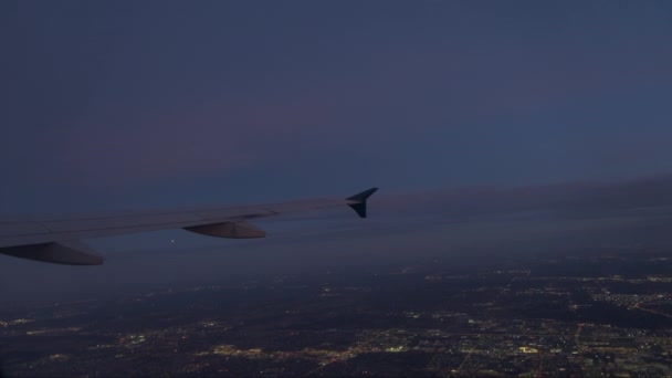 Вид Иллюминатора Самолета Летящего Ночью Над Большим Городом Высококачественные Кадры — стоковое видео