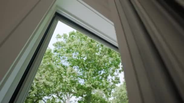 Рука Чоловіка Закриває Вікно Сонячний День Високоякісні Кадри — стокове відео