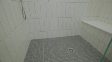 Modern Tiled Banyo with Duş modern ev, gayrimenkul iç. Yüksek kalite 4k görüntü
