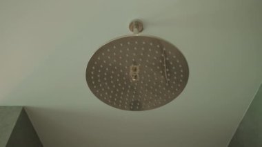 Modern Tiled Banyo with Duş modern ev, gayrimenkul iç. Yüksek kalite 4k görüntü