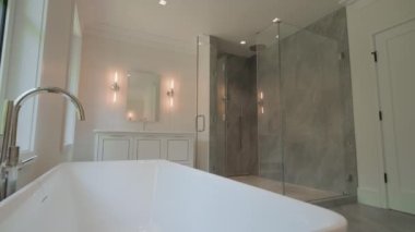 Modern Tiled Banyo with Duş modern ev, gayrimenkul iç. Yüksek kalite 4k görüntü