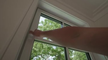 Güneşli bir günde bir adam pencereyi açtı. Yüksek kalite 4k görüntü