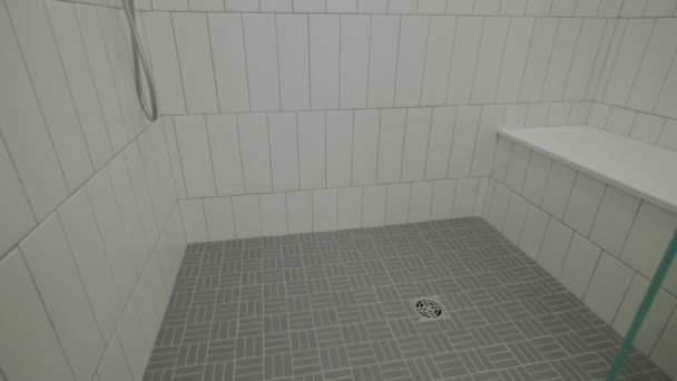 Modernes Gefliestes Badezimmer Mit Dusche Modernem Haus Immobilien Interieur Hochwertiges — Stockvideo