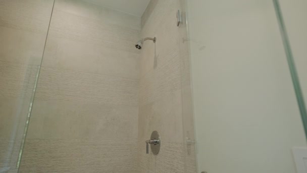 Modern Tiled Bathroom Dengan Shower Rumah Modern Interior Real Estate — Stok Video