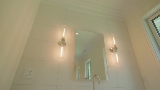Moderní Dlážděná Koupelna Sprchou Moderním Domě Realitní Interiér Vysoce Kvalitní — Stock video