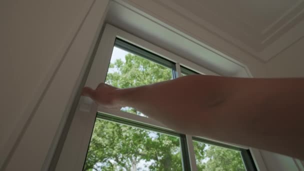 晴れた日には人の手で窓を開ける 高品質4K映像 — ストック動画
