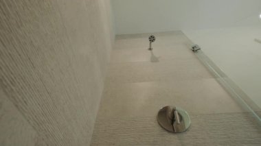 Modern Tiled Banyo with Duş modern ev, gayrimenkul iç. Yüksek kalite 4k görüntü
