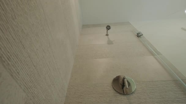 Moderne Flisebelagt Badeværelse Med Bruser Moderne Hjem Fast Ejendom Interiør – Stock-video