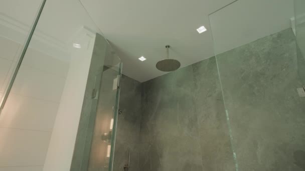 Modern Tiled Banheiro Com Chuveiro Casa Moderna Interior Imobiliário Imagens — Vídeo de Stock