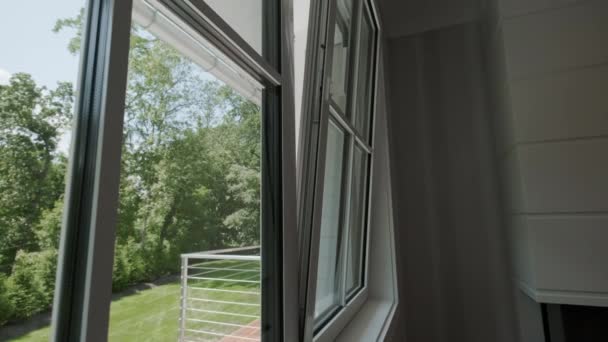 Okno Domě Otevřené Pro Ventilaci Vysoce Kvalitní Záběry — Stock video
