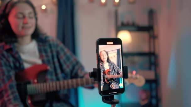 Bir Köpekle Otururken Gitar Çalan Neşeli Bir Genç Kadın Yüksek — Stok video