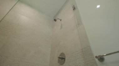 Modern Tiled Banyo with Duş modern ev, gayrimenkul iç. Yüksek kalite 4k görüntü