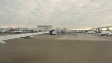 Seattle Tacoma Uluslararası Havaalanı 'ndaki uçak. Uçak lombozu manzarası. Seattle, WA 'den. ABD. 29 Ekim 2022. Yüksek kalite 4k görüntü