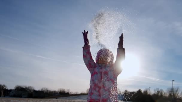 Grappig Klein Meisje Gooit Sneeuw Gelukkige Kinderen Spelen Sneeuwballen Hoge — Stockvideo