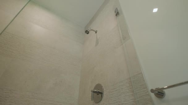 Moderní Dlážděná Koupelna Sprchou Moderním Domě Realitní Interiér Vysoce Kvalitní — Stock video